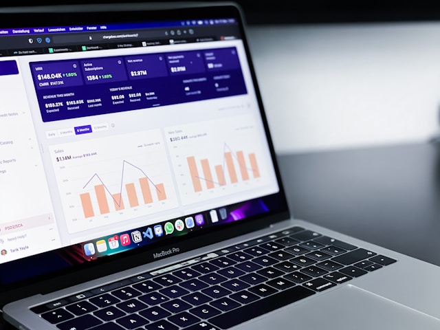 MacBook Pro med et dashboard som viser digitale analyser, SEO-data og kundevekst. Relevant for strategisk innsikt og datadrevet beslutningstaking med Eleviad.